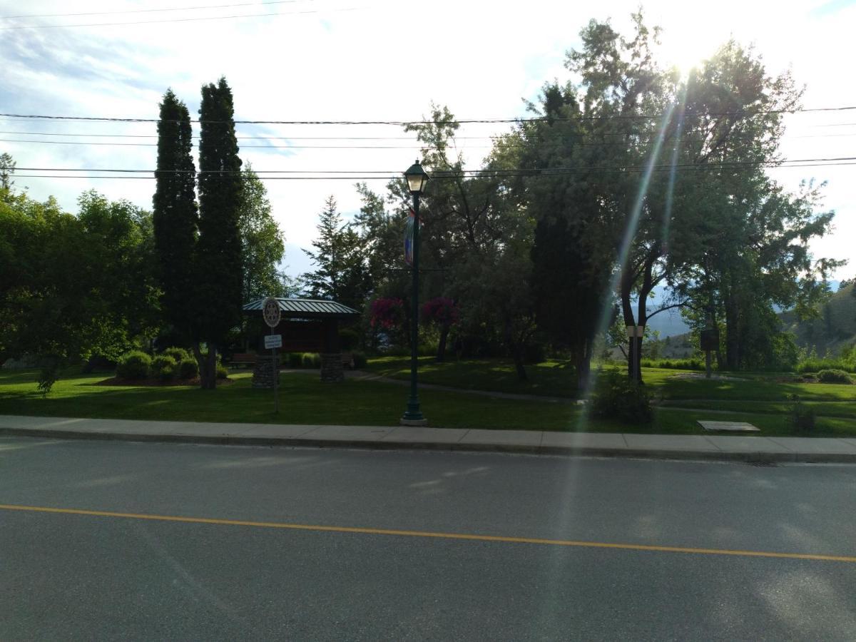 Appletree Inn Radium Hot Springs Eksteriør bilde